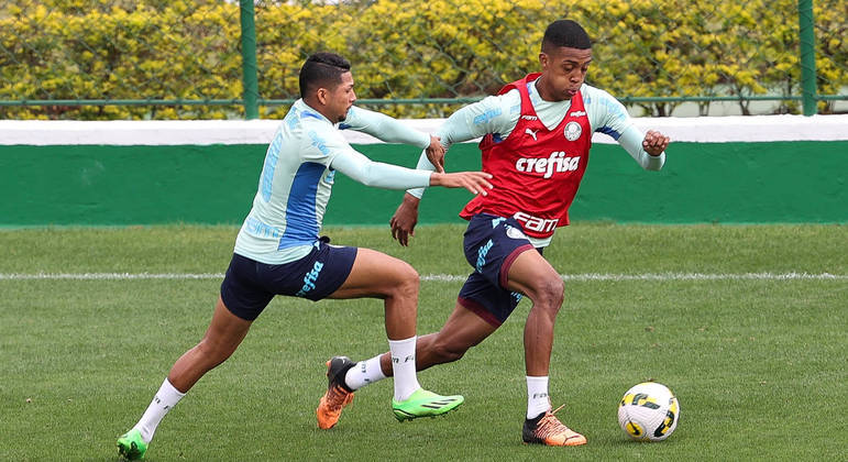 Rony disputa a bola com o Vanderlan em última atividade do Palmeiras visando o Goiás