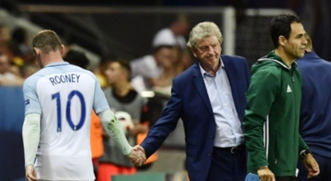 Hodgson e Rooney contra a Islândia