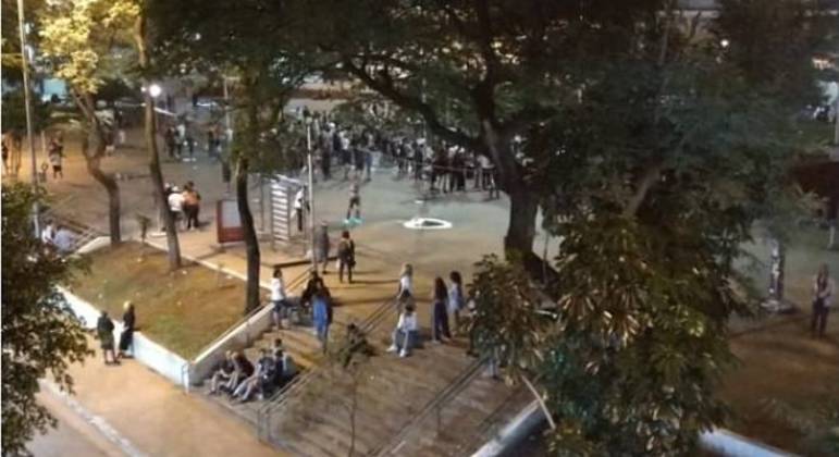 Vizinhos registraram a aglomeração e acionaram a polícia