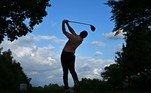 Rory McIlroy, da Irlanda do Norte, joga a partir do 17º tee no dia 2 do BMW PGA Championship no Wentworth Golf Club, sudoeste de Londres, em 10 de setembro de 2022. Ele utilizou uma marca de respeito após a morte da rainha Elizabeth II, em 8 de setembro