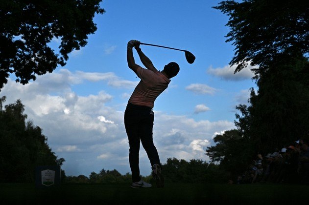 Rory McIlroy, da Irlanda do Norte, joga a partir do 17º tee no dia 2 do BMW PGA Championship no Wentworth Golf Club, sudoeste de Londres, em 10 de setembro de 2022. Ele utilizou uma marca de respeito após a morte da rainha Elizabeth II, em 8 de setembro