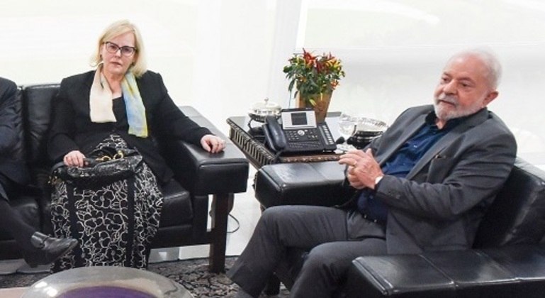 Rosa Weber e Lula durante reunião sobre os atos de vandalismo em Brasília, nesta segunda (9)