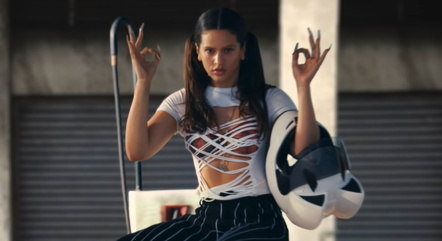 Rosalía mostra todo o seu talento para coreografias no clipe de 'Saoko'
