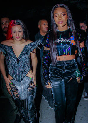 Rosalía chegou ao local da festa acompanhada da cantora brasileira Ludmilla
