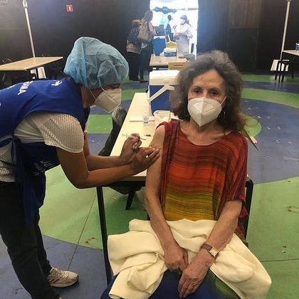 Rosamaria Murtinho, de 85 anos, e o marido, Mauro Mendonça, de 89, receberam a primeira dose da vacina no dia 10 de fevereiro. A atriz comentou o momento: 