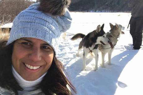 Rosane anda de trenó com huskies no Canadá