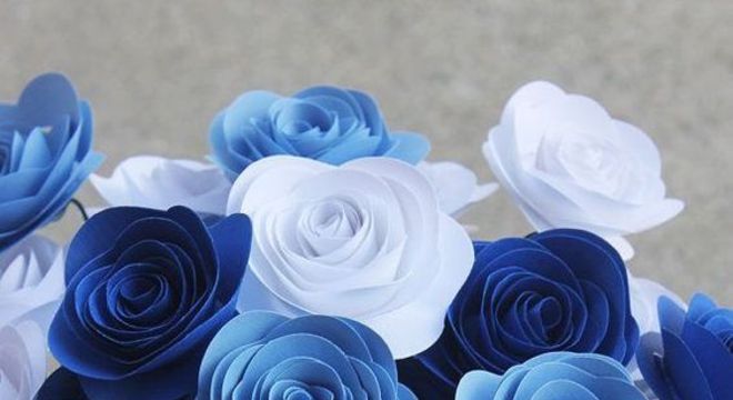 rosas de papel - arranjo de rosas azuis de papel 