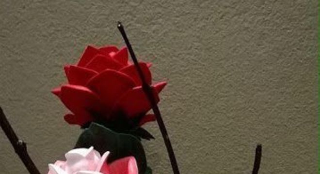 rosas de papel - arranjo de rosas de papel coloridas 