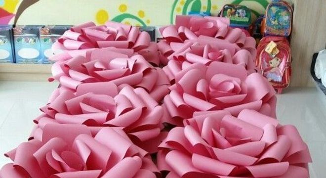 rosas de papel - mesa com rosas de papel