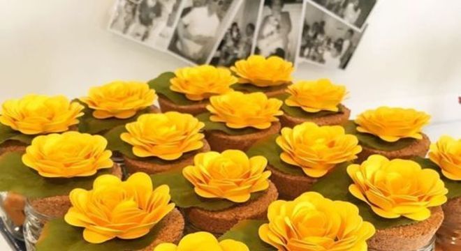 rosas de papel - rosas de papel em lembrancinha 