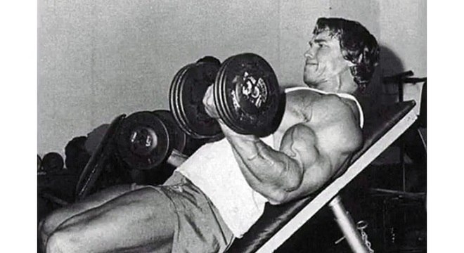 Rosca com Halteres no Banco Inclinado