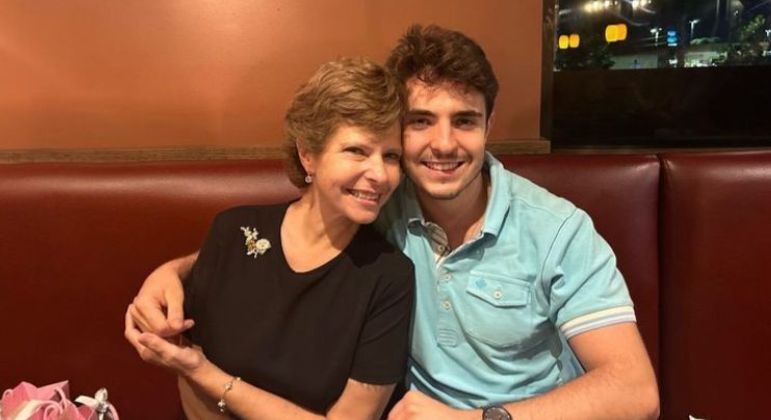 Rose Miriam comemora aniversário em jantar com o filho, João Augusto Liberato