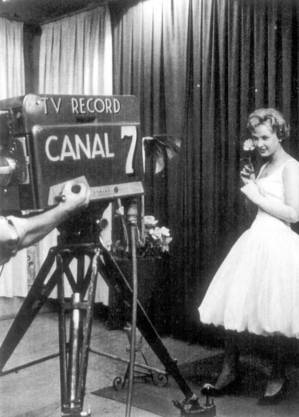 Uma das garotas propagandas ensaiam para a estreia da TV Record.