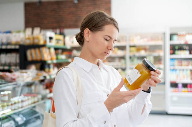 Leia os rótulos dos alimentos Ler os rótulos dos alimentos é uma prática fundamental, especialmente para aqueles que buscam emagrecer. Isso se torna ainda mais crucial quando se trata de produtos ultraprocessados, que muitas vezes contêm altos níveis de açúcares adicionados, gorduras saturadas e sódio, além de ingredientes menos saudáveis. Compreender as informações nutricionais nos rótulos ajuda a tomar decisões conscientes, identificando a densidade calórica, os valores nutricionais e os ingredientes presentes nos alimentos. Evitar ultraprocessados carregados de calorias vazias pode ser vital para manter um déficit calórico e escolher alimentos mais nutritivos e que dão mais saciedade