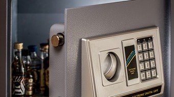 Suspeitos invadem apartamento e roubam joias de cofre em BH