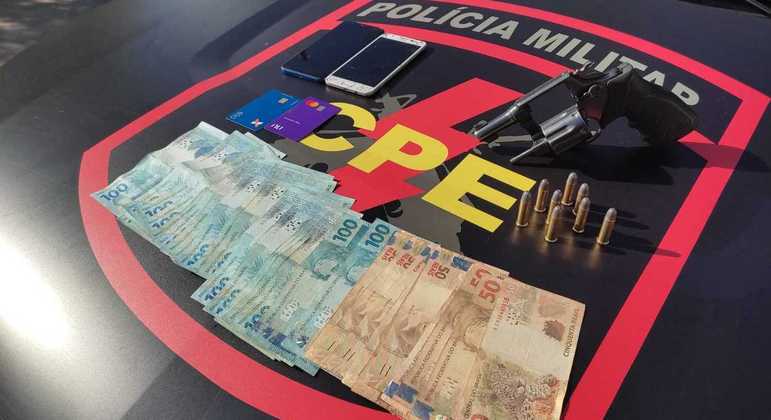 Objetos e dinheiro foram apreendidos com os  suspeitos de estelionato em Goiânia