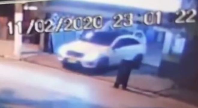 Câmera mostra roubo do carro de Daniel Alves em São Paulo