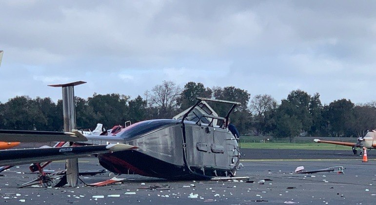 Destroços do helicóptero ficaram espalhados pela pista do aeroporto privado
