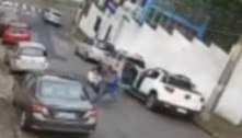 Criminoso rouba carro e joga mulher no chão; veja vídeo