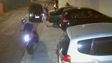 Motorista nota roubo de vizinha e joga carro em cima de assaltantes em SP; veja