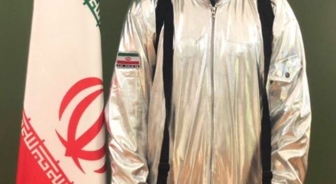 Ministro iraniano publica foto de fantasia no Twitter como uma roupa espacial verdadeira