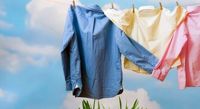 roupas coloridas estendidas no varal