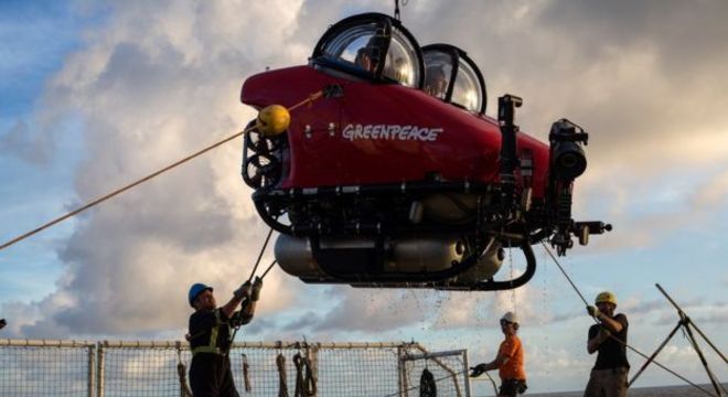 Submarino a bordo do navio Esperanza, que realiza expedição à região dos corais