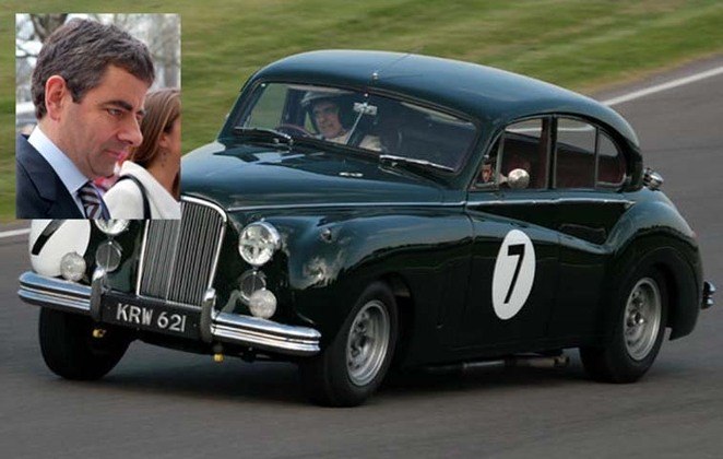 Rowan Atkinson - O ator britânico, 67 anos, famoso por encarnar Mr Bean (personagem que usa um carro bem pequeno), tem uma coleção de carros de primeira linha. Fã de corridas,  participou do Goodwood Revival em 2009 dirigindo um carro de luxo, o Jaguar Mk VII. 