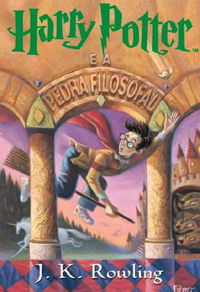 Rowling concluiu seu primeiro livro da saga ‘Harry Potter’, em 1996. Ela o nomeou como ‘Harry Potter e a Pedra Filosofal’. A autora foi rejeitada por diversas editoras até que a obra agradou a Bloombury, que a publicou em 26 de junho de 1997.