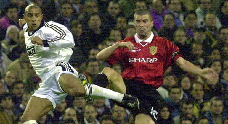 Roy Keane disputa bola com Roberto Carlos
