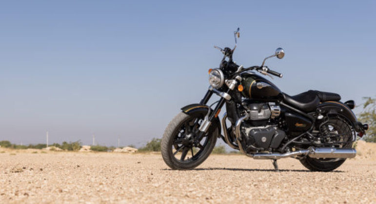Royal Enfield Super Meteor 650 tem rodas de 16 polegadas na traseira e 19 polegadas na dianteira