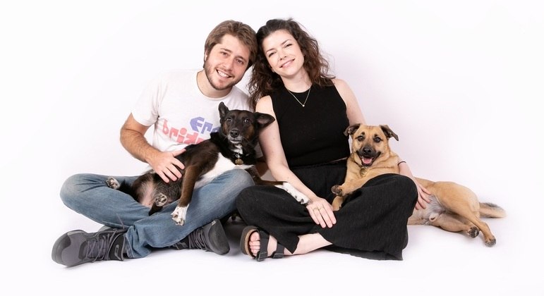 Carlas Pires e o marido, Matheus Garcia, com os cães Rogerinho e Bambino