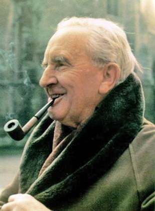 R.R. Tolkien nasceu na África do Sul e faleceu em 1973, aos 81 anos, vítima de uma infecção no peito. Ele também foi professor universitário, poeta, militar e filólogo. Em 2022, arrecadou US$ 500 milhões, cerca de  2,68 bilhões de reais. 
