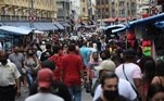 A Rua 25 de Março, na zona central de São Paulo, ficou lotada neste sábado (24), uma semana antes do feriado do Halloween. Com a capital na Fase 4 - Verde da pandemia, os comércios poderão operar com limite de 60% da capacidade, mas sem restrições de horário 
