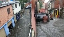 Rua de Paraisópolis fica alagada e moradores sofrem com correnteza