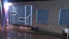Chuva provoca inundação em São Sebastião. Veja vídeos
