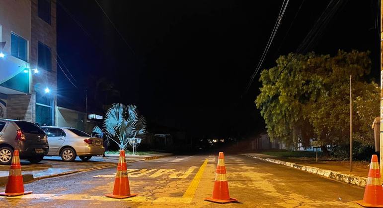 Rua interditada em Planaltina-DF depois que morador fez mulher de refém