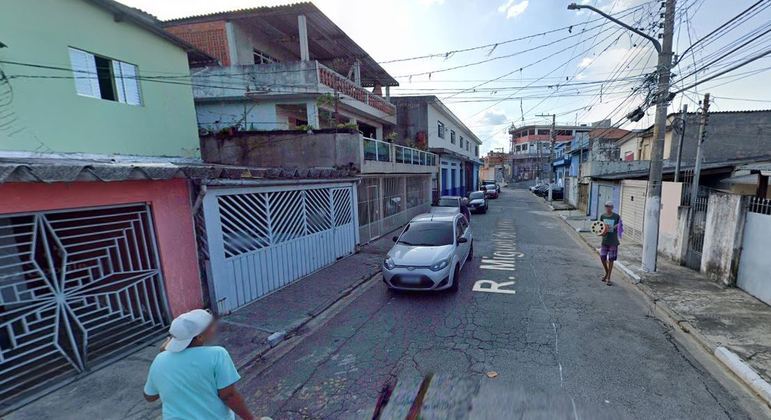 Homem foi encontrado na rua Miguel Lemos, na Cachoerinha, 
em um carro HB20 branco