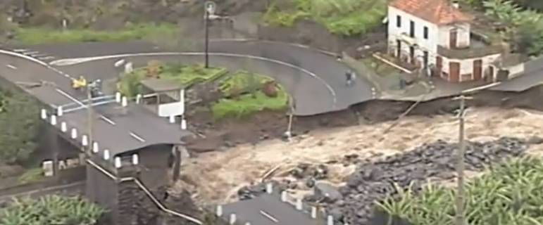 Ruas e pontes não suportaram a tempestade e afundaram, impedindo o acesso em pontos da ilha. 