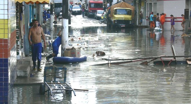 'Quando o rio ultrapassa o nível de 29 metros na régua, Manaus começa a inundar, e é aí que se declara o estado de emergência', diz o pesquisador chileno Jonathan Barichivich 