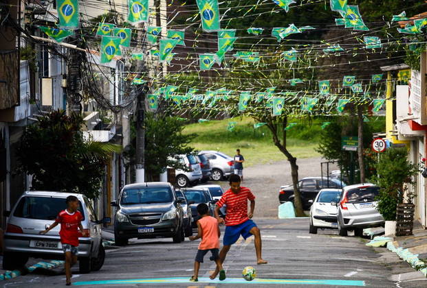 O clima de Copa do Mundo capturou de vez os brasileiros. Nesta quinta-feira (24), dia em que o Brasil estreia no Catar, contra a Sérvia, as ruas do nosso país amanheceram com as clássicas pinturas em verde e amarelo