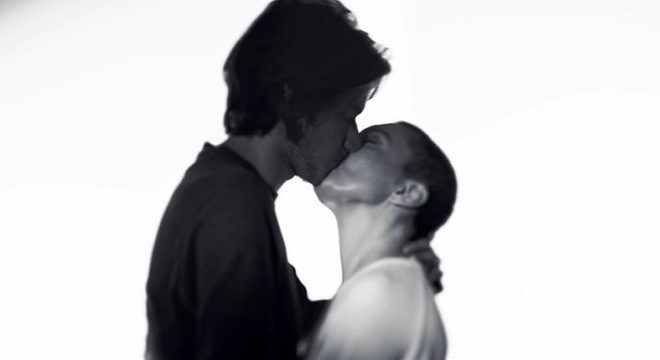 Rubel e Adriana Calcanhotto se amam no clipe de “Você Me Pergunta”