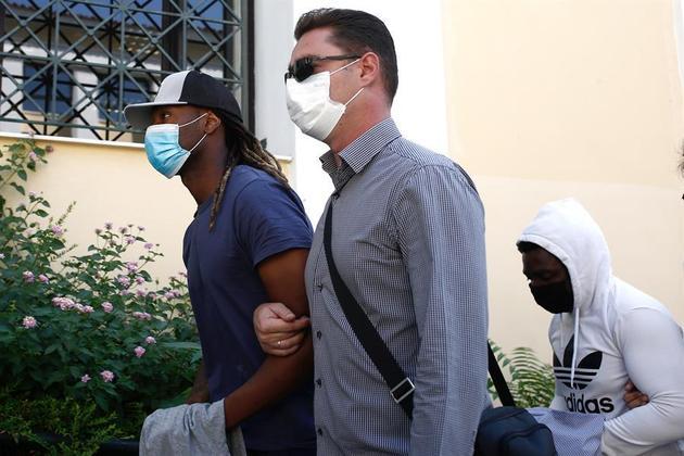 Na acusação, a jovem afirmou que o jogador a teria obrigado a consumir álcool e depois a teria estuprado. O zagueiro negou as acusações, mas admitiu ter mantido relações sexuais com a jovem. No entanto, ele disse que a relação foi consentida e que não sabia qual era sua verdadeira idade, relataram fontes judiciais à AFP
