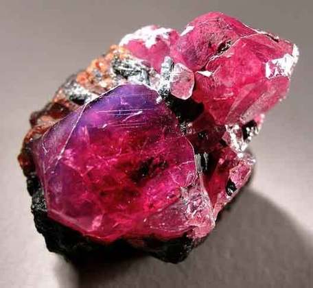 Rubi- Da família do coríndon, a pedra é minerada na África, Ásia e Austrália. Geralmente tem a coloração vermelha devido à presença de cromo, e se forma em rochas metamórficas. Espiritualmente o mineral é associado à paixão e à vitalidade.