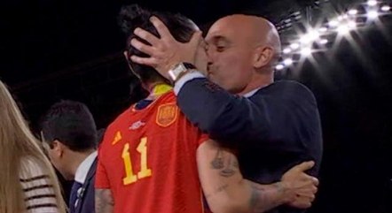 Rubiales beijou Jenni Hermoso à força na premiação da Copa do Mundo Feminina