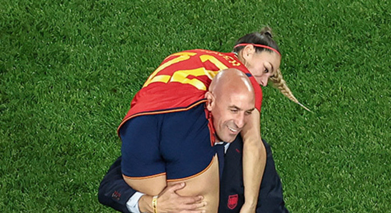 Rubiales carregou a jogadora Athenea depois da conquista da Copa do Mundo pela Espanha