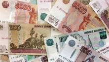 Moeda russa tem desvalorização recorde em relação ao dólar e ao euro neste segunda