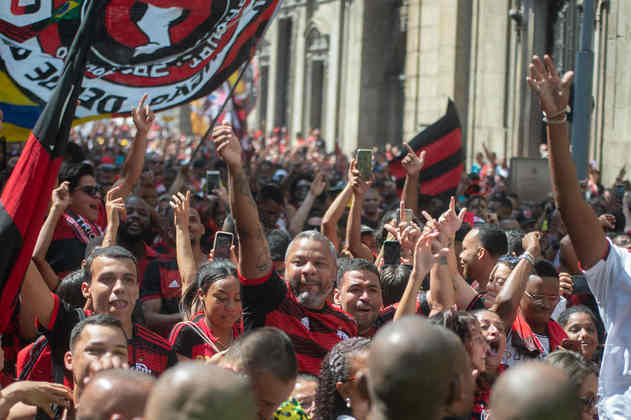 Rubro-negros em festa no Centro do Rio de Janeiro, neste domingo.