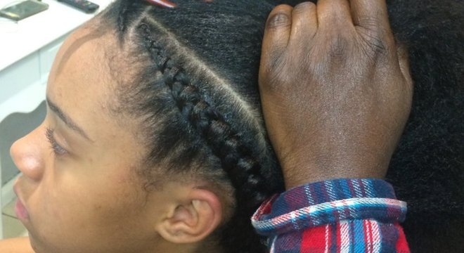 Ruby diz que levava meia hora todas as manhãs para deixar seu cabelo com um estilo que a escola considerava aceitável