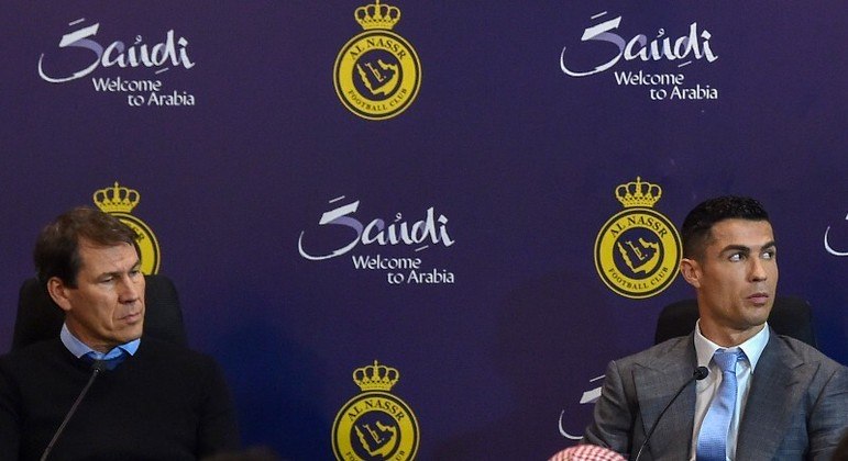 Rudi Garcia ao lado de Cristiano Ronaldo, na apresentação do português no Al-Nassr, em janeiro
